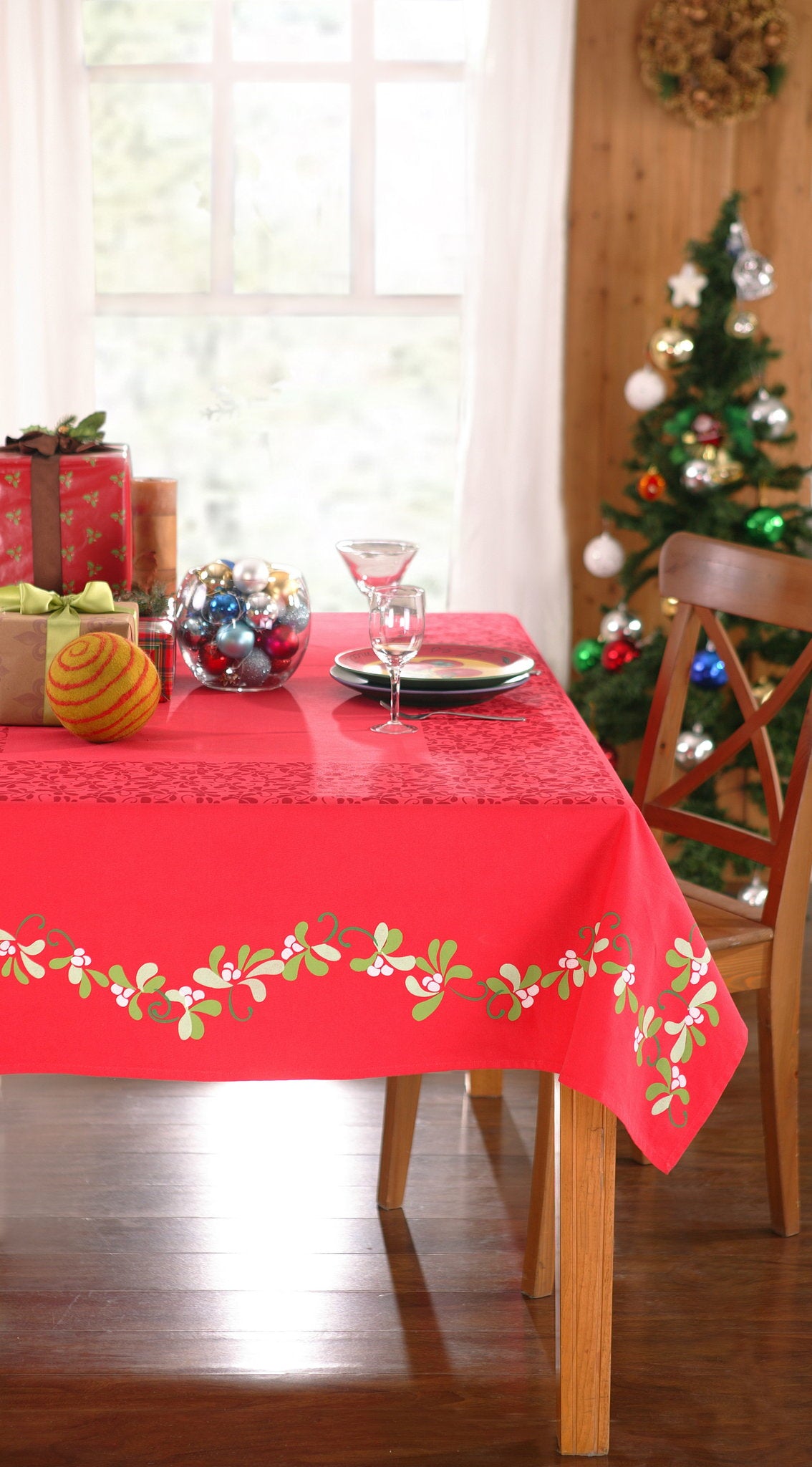 Mistletoe Christmas Tablecloth, 60x84 inch, front view